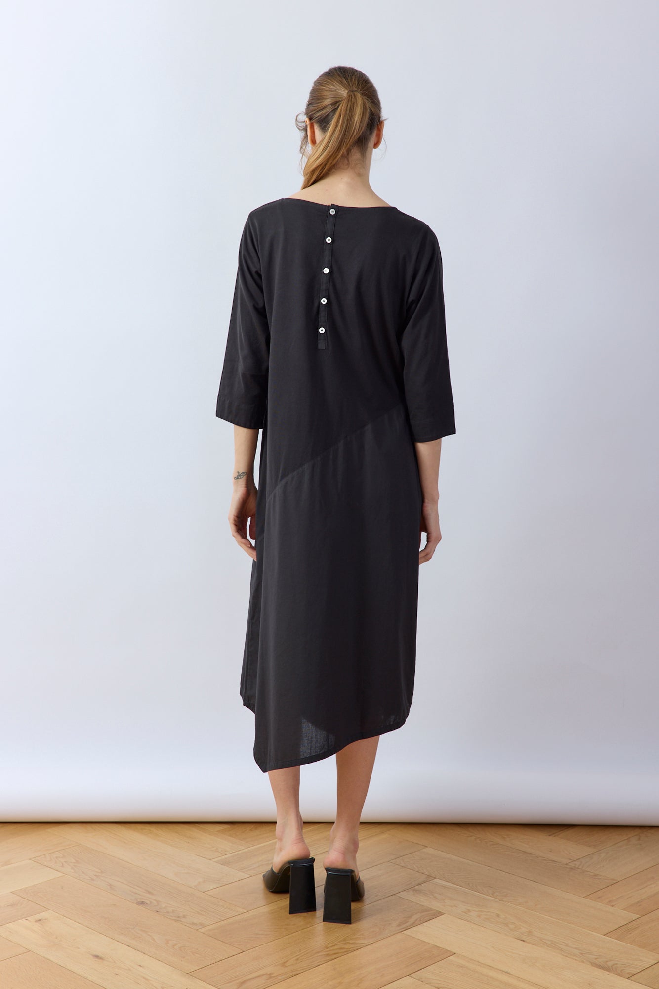 Back view of Yaccomaricard oversized pocket dress in lightweight cotton.