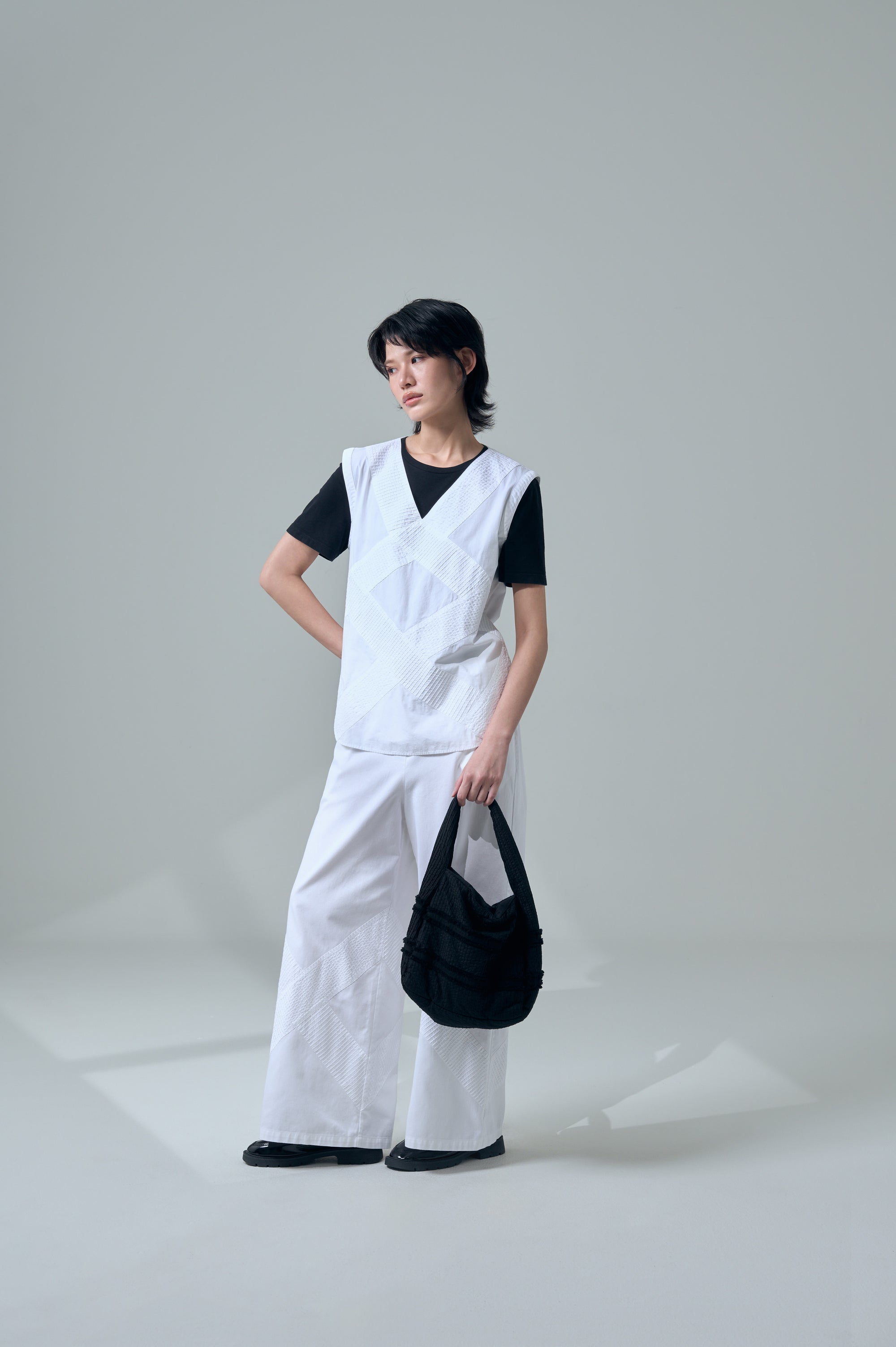 Model carrying Zanpu bucket bag in black, spring summer 26, perfectly suited for everyday use.